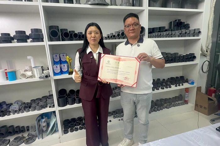 明亮照明集团创始人荆明慧为洁正康管业郑世超授牌青爱慈善家委员会公益善行单位