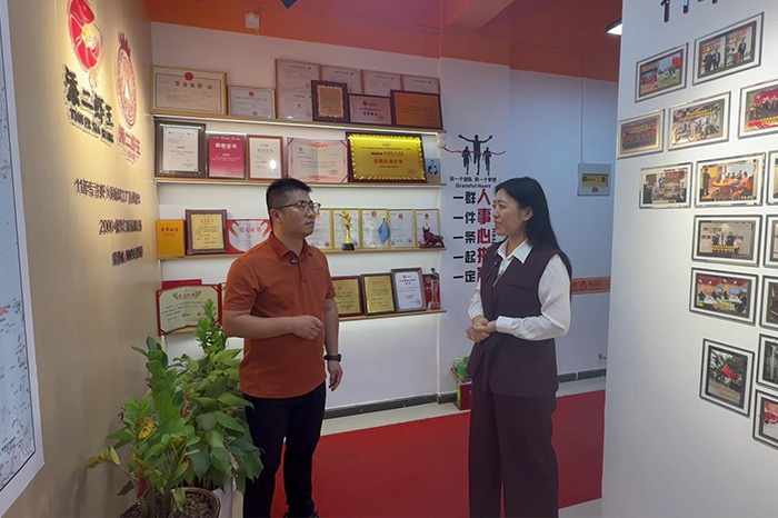 明亮照明集团创始人荆明慧走访添二虾