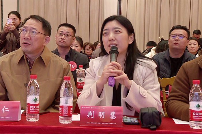 亮照明创始人荆明慧(光明姐姐)受邀参与第16届河南十大牛商路演