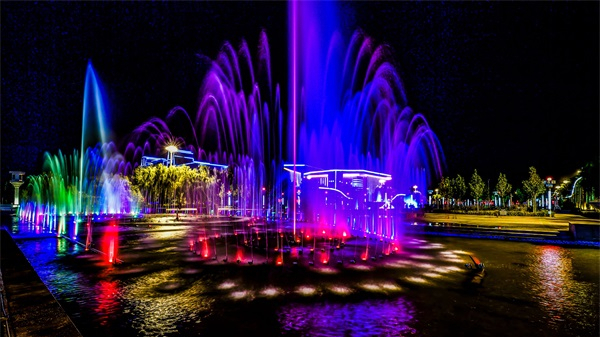 水景夜景亮化给城市景观带来了生机和活力