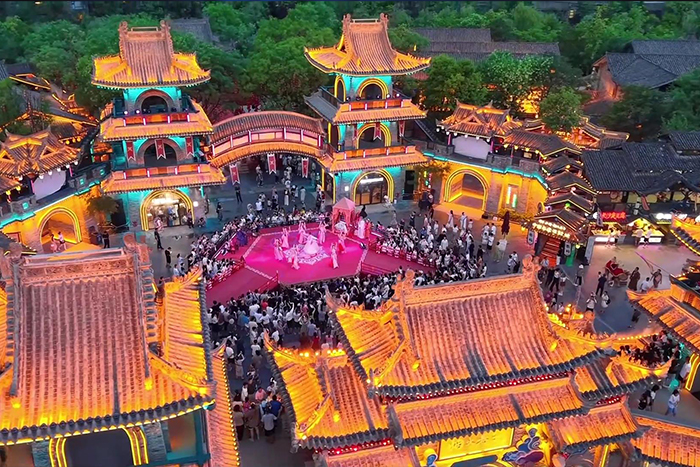 忽视夜景灯光亮化打造，景区夜色单调枯燥，大幅降低游客停留时长