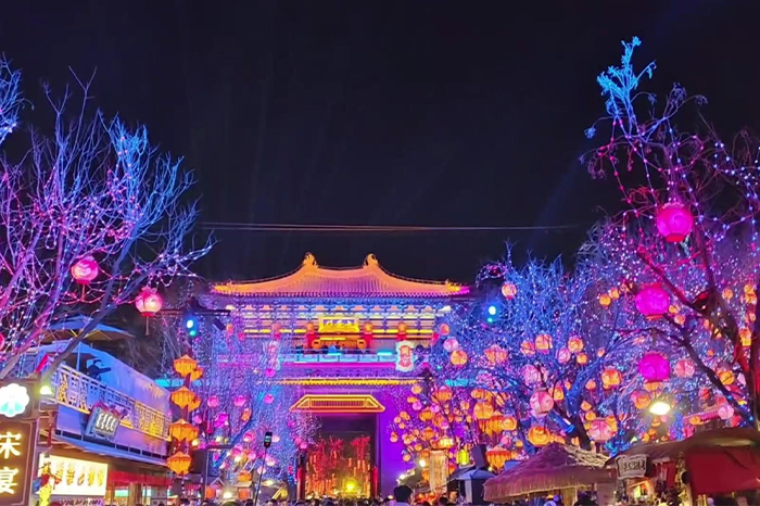 景区灯光亮化色调搭配杂乱违和，直接拉低整体游览体验