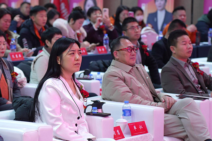 明亮照明集团创始人荆明慧