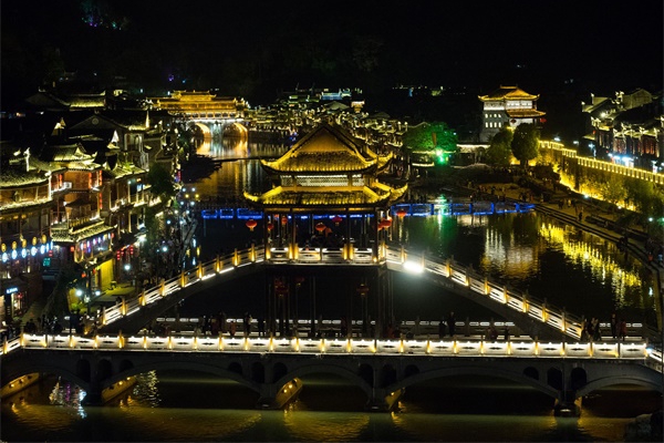 小镇夜景灯光设计