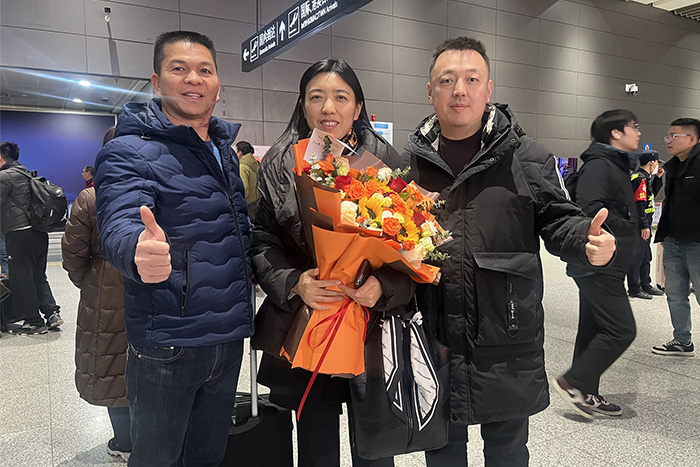 陕西翁财发会长和刘森执行会长飞机场接机