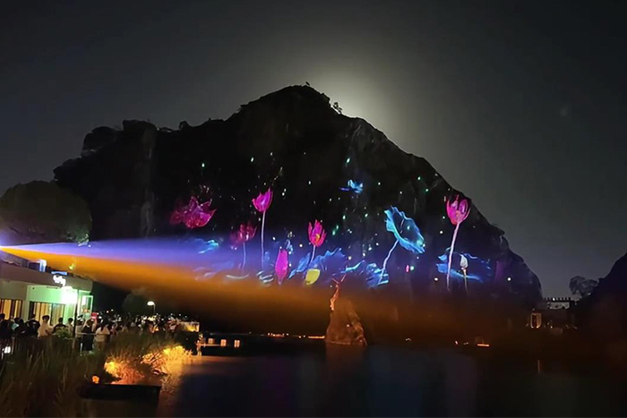 亮化让山成焦点，无光让景变背景，游客选择早有答案