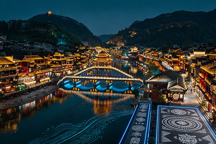 夜客流不足？凤凰古城灯光亮化结合苗俗文化激活夜间人气