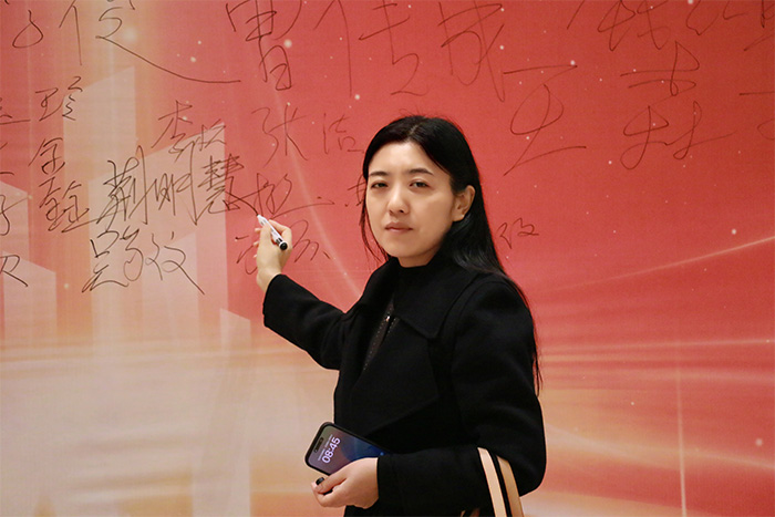 明亮照明集团创始人荆明慧参会签到