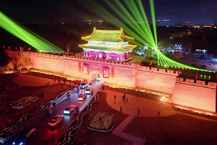 景区灯光亮化不融合本土文化，夜景毫无特色难留游客印象