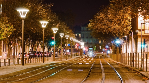 商业街夜景亮化促进了城市的日益繁华