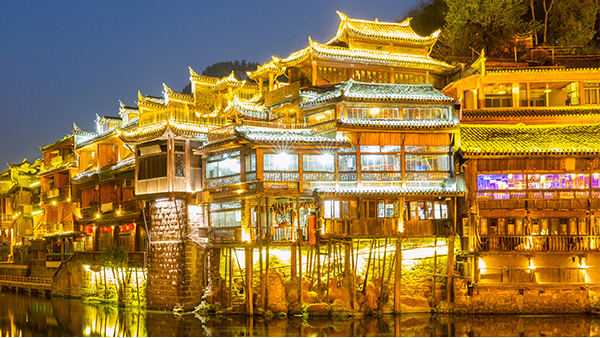 如何用灯光设计来塑造古建筑的夜间形象？