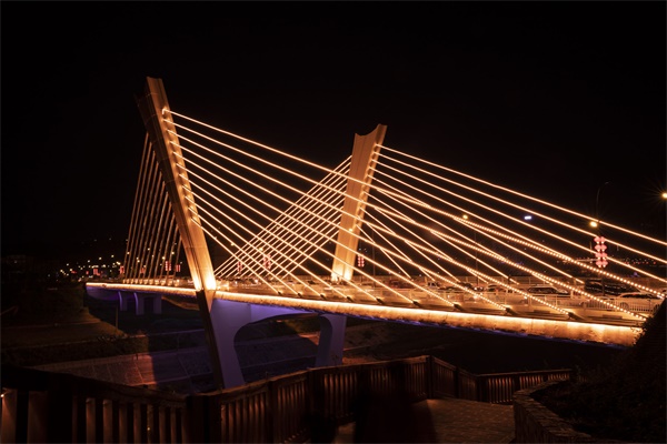 桥梁灯光亮化工程给人突出的视觉感受