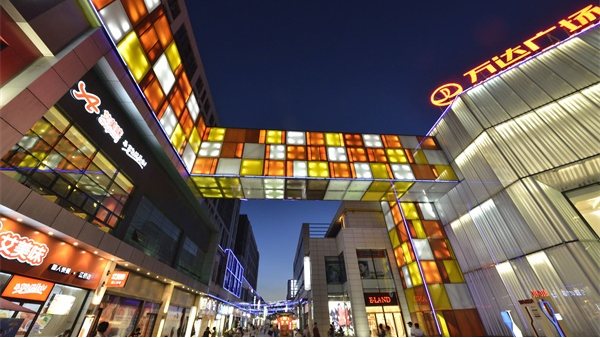 购物中心灯光亮化是灯光与建筑的衬托
