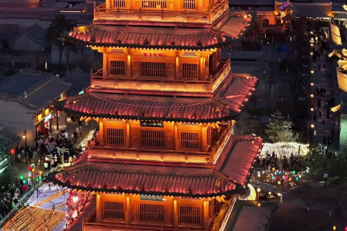 跟风做简易亮化不做整体规划，风格割裂，拉垮景区整体文旅形象